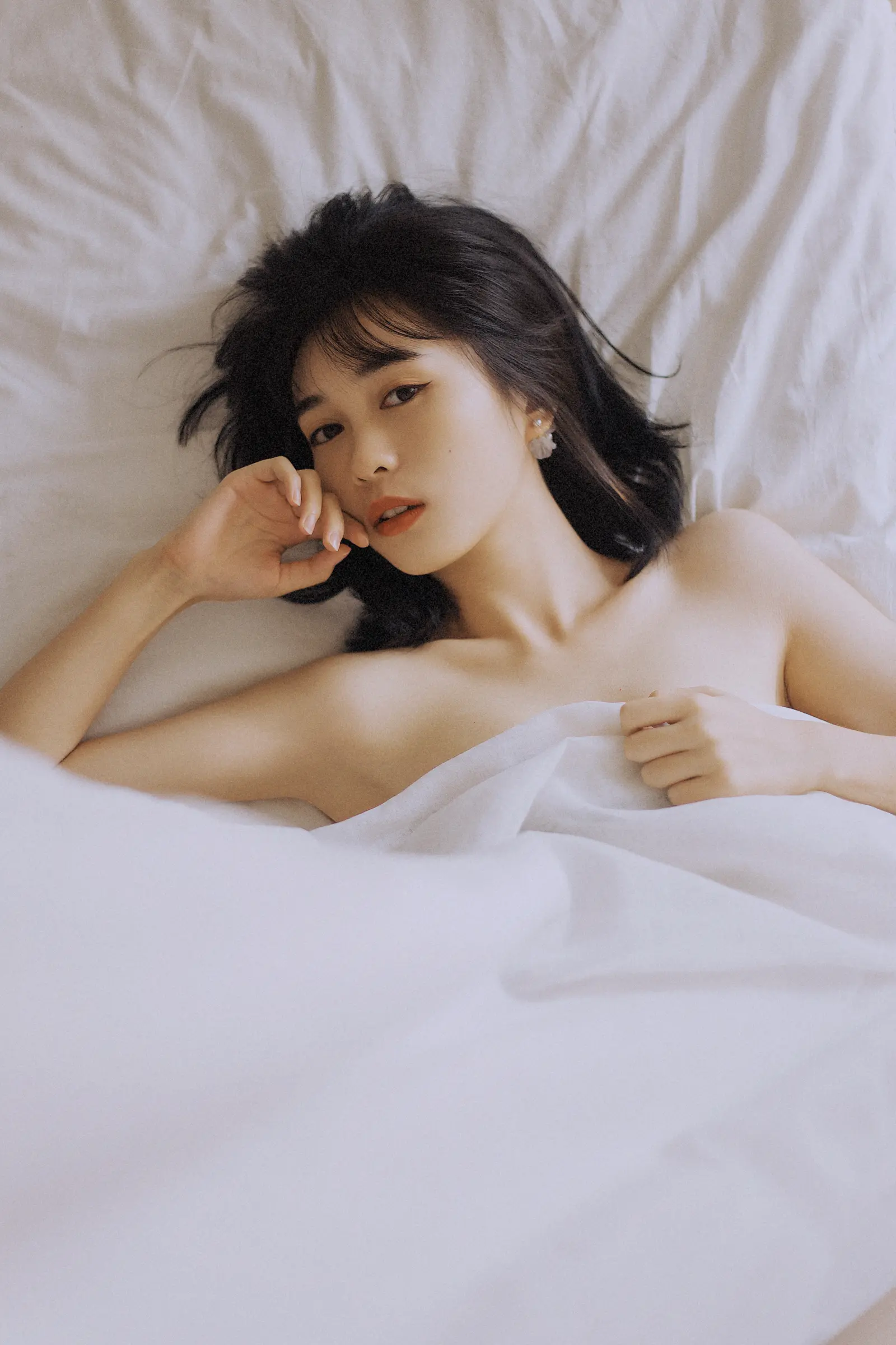 帘隙浮暖，素帐藏春。