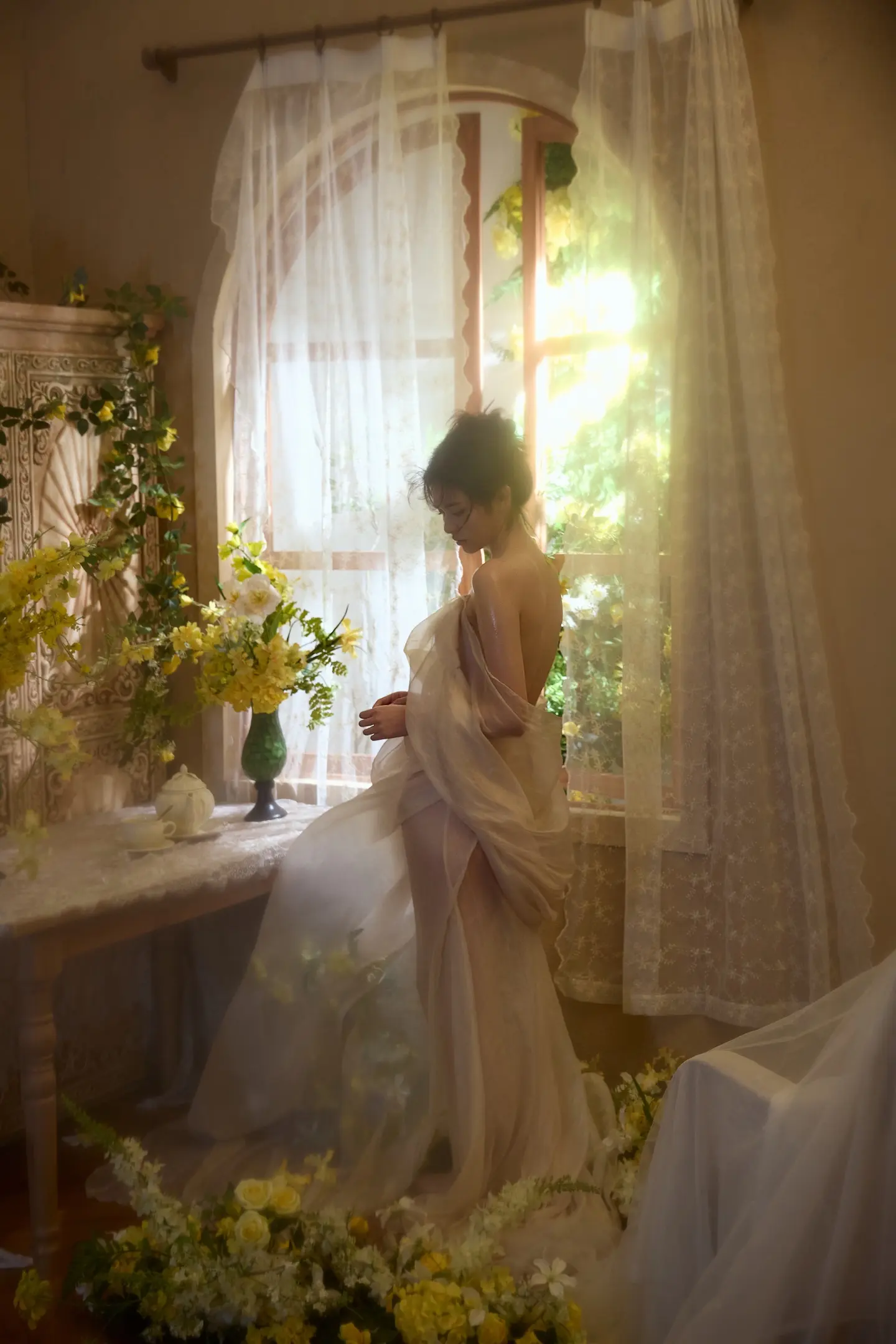 窗畔鎏金，半透纱影